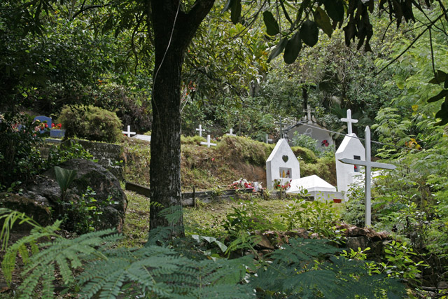 2008-10-01_09-13-56.jpg - Friedhof unterhalb Mt. Plaisier