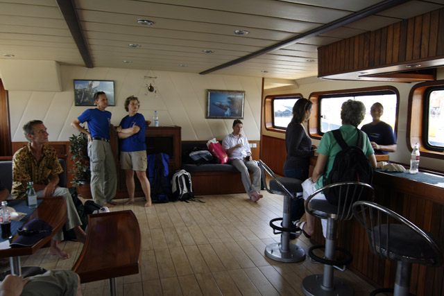 2008-10-04_09-21-47.jpg - Empfang der neuen Passagiere an Bar