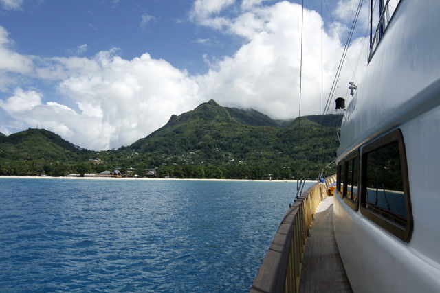 2008-10-04_11-51-34.jpg - In der Baie Beau Vallon mit Blick auf Mahe