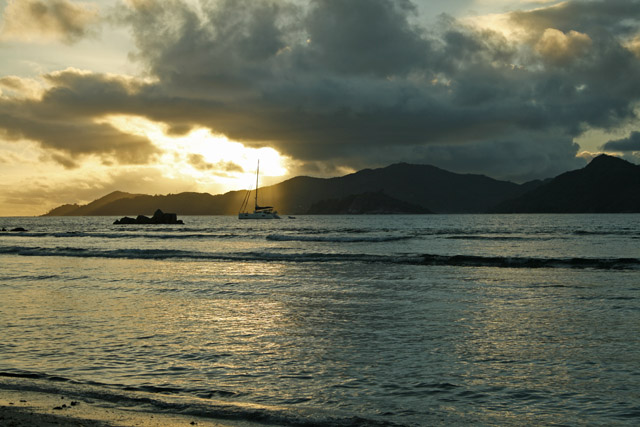 2008-10-10_15-52-24.jpg - La Digue - Abendstimmung mit Blick nach Praslin