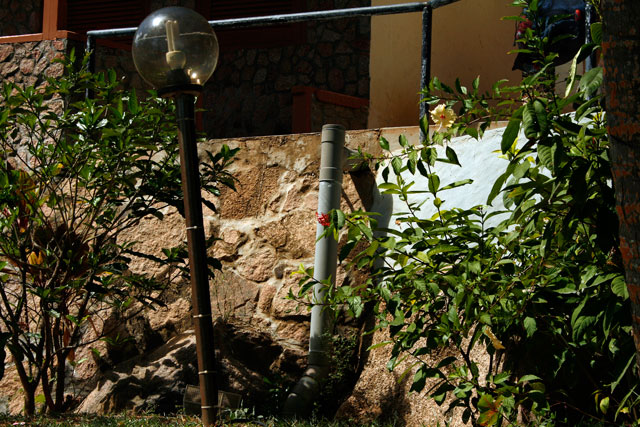 2008-10-12_07-38-10.jpg - Bungalows vom Hotal Patran - dieses Abwasserrohr stank vor unserem Bungalow jmmerlich vor sich hin....