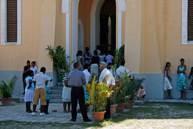 2008-10-12_08-00-12.jpg - La Digue - Sonntags vor der Kirche