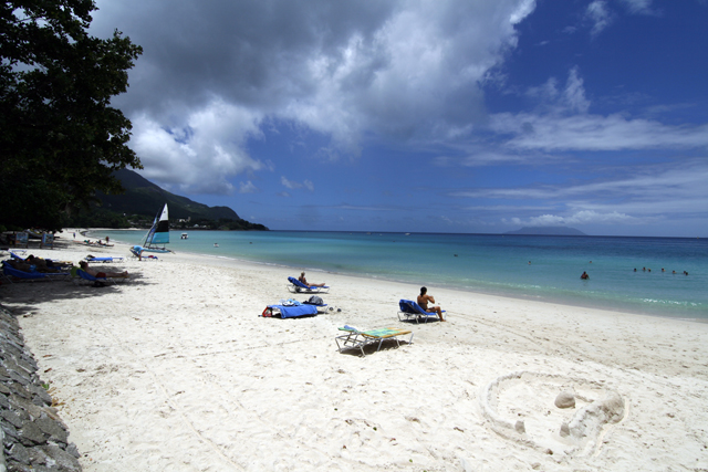 2008-10-15_09-58-42.jpg - Beau Vallon Beach - unser Hausstrand vor dem Hotel