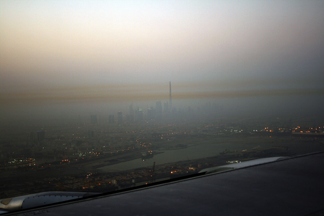 2008-10-19_04-11-44.jpg - Dubai von oben auf dem Heimflug - hinten der Wolkenkratzer Burj Dubai (828 m hoch)