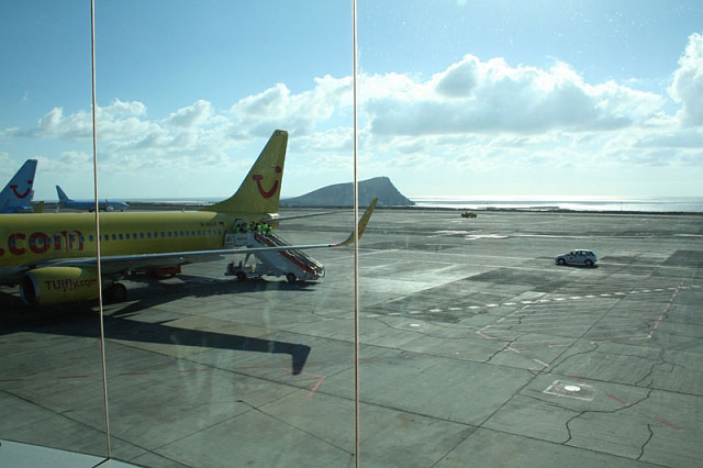 2007-12-27_12-30-18_teneriffa1.jpg - Gelandet (Aeropuerto de Tenerife Sur)