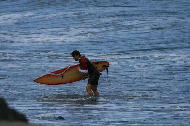 2007-12-27_16-05-59_teneriffa1.jpg - Surfer am Playa Martianez