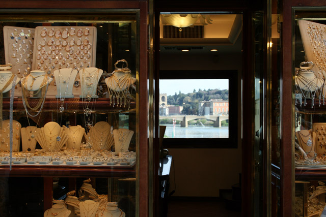 20080331_154810.jpg - Einer der vielen Schmucklden auf der Ponte Vecchio
