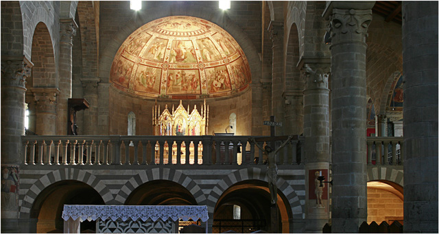 20080401_105238_1.jpg - Im Innern der Kirche von Fiesole