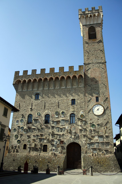 20080401_132509.jpg - Scarperia - die Kirche Santissimo Jacopo e Filippo mit den schnen alten Wapppen