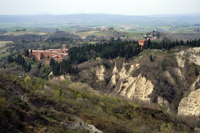 20080404_125524.jpg - Blick von Chiusure zur Abazzia di Monte Oliveto
