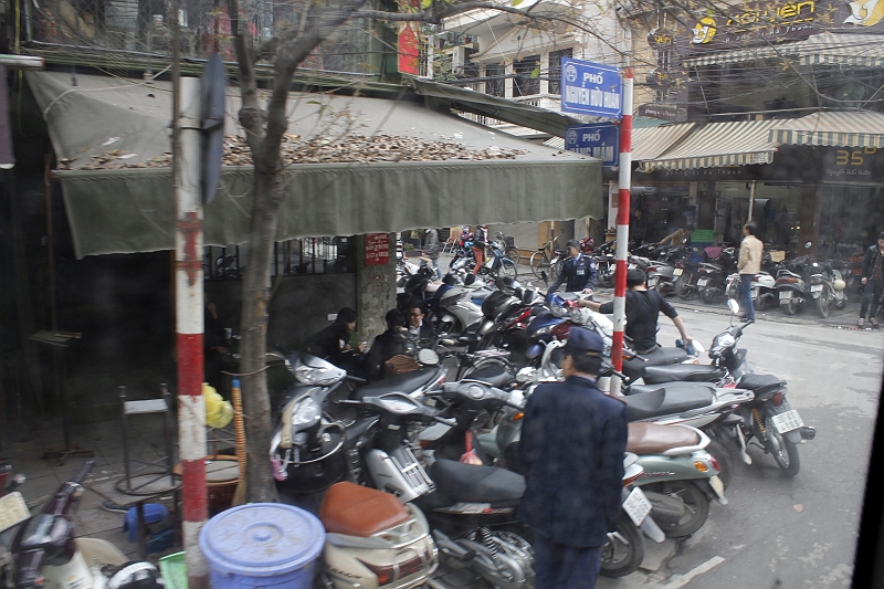 2014-03-16_07-28-24_vietnam2014.jpg - Hanoi - Jeder hat ein Mopped