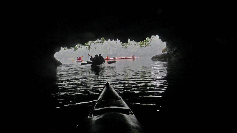 2014-03-18_14-20-43_vietnam2014.jpg - In der 100 m langen "Dark Cave"