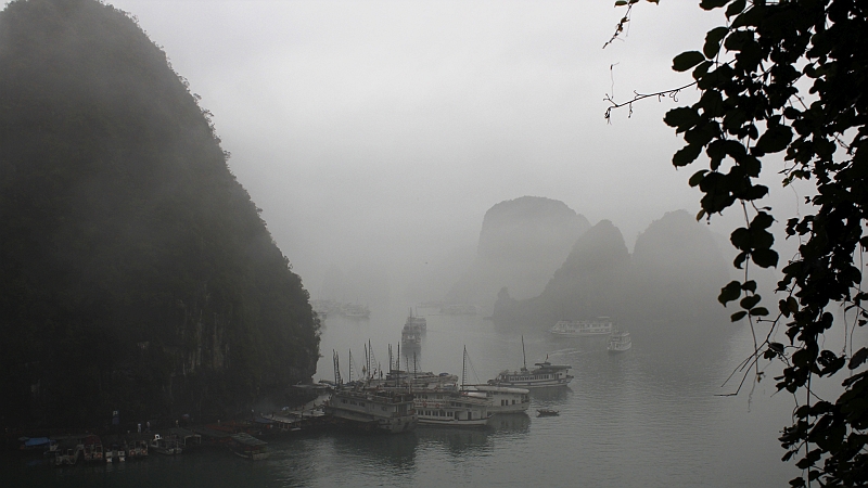 2014-03-19_08-53-32_vietnam2014.jpg - Liegeplatz an der Tropfsteinhhle Surprise