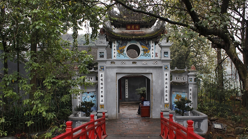 2014-03-20_10-54-25_vietnam2014.jpg - ber die Huc-Brcke zum Insel-Tempel auf dem Hoan-Kiemsee