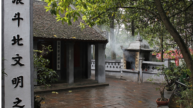 2014-03-20_11-07-37_vietnam2014.jpg - Insel-Tempel auf dem Hoan-Kiemsee
