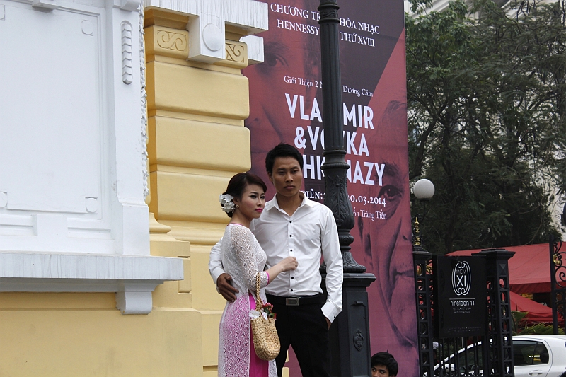 2014-03-20_15-54-45_vietnam2014.jpg - Ein Hochzeitspaar an der Oper
