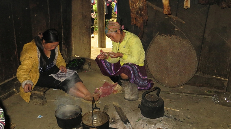 2014-03-21_11-43-56_vietnam2014.jpg - Hmong-Frauen bei der Arbeit
