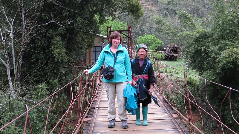 2014-03-21_12-24-11_vietnam2014.jpg - Tina mit Begleitung