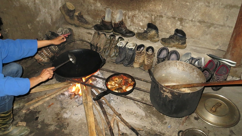 2014-03-23_18-38-20_vietnam2014.jpg - Symbiose von trocknenden Wanderschuhen und lecker Abendessen