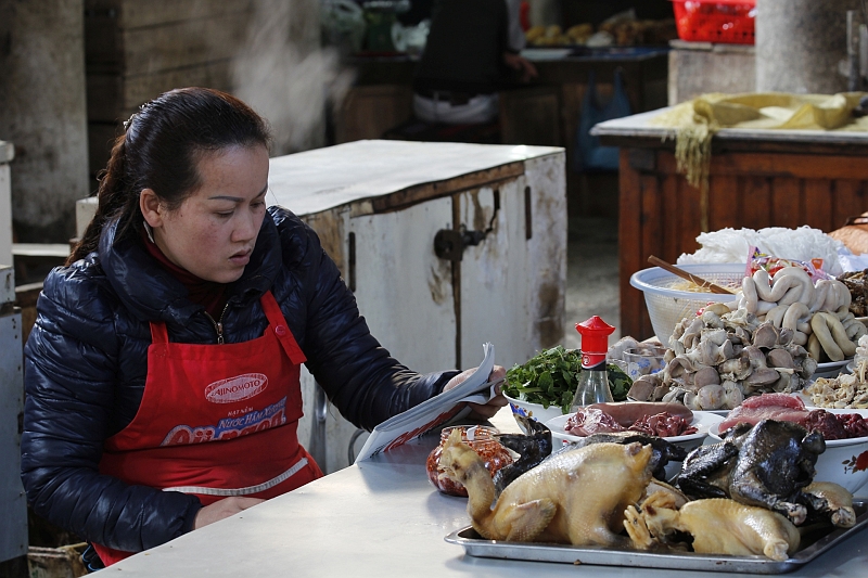 2014-03-24_16-32-01_vietnam2014.jpg - Schwarze und weie Hhner warten auf Kundschaft 