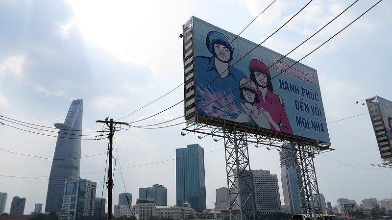 4-sai-gon-27.jpg - Saigon - sozialistische Reklame vor kapitalistischer Skyline