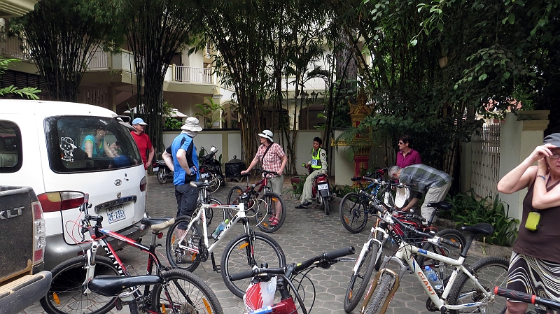 5-angkor-wat-12.jpg - Wer fhrt gern Fahrrad bei brtender Hitze? Natrlich nur unsere Gruppe!