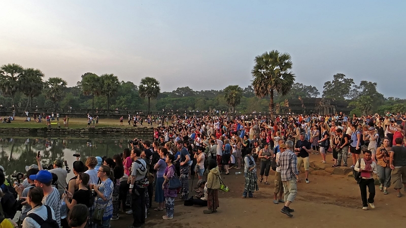 5-angkor-wat-54.jpg - Jeder will das beste Foto schieen