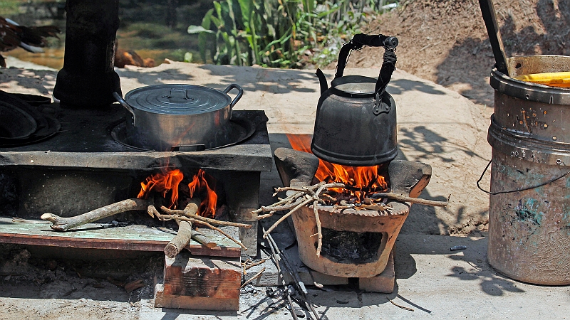 6-mekong-25.jpg - Zu Besuch bei Pomelo-Bauern - hier kocht unser Mittagessen