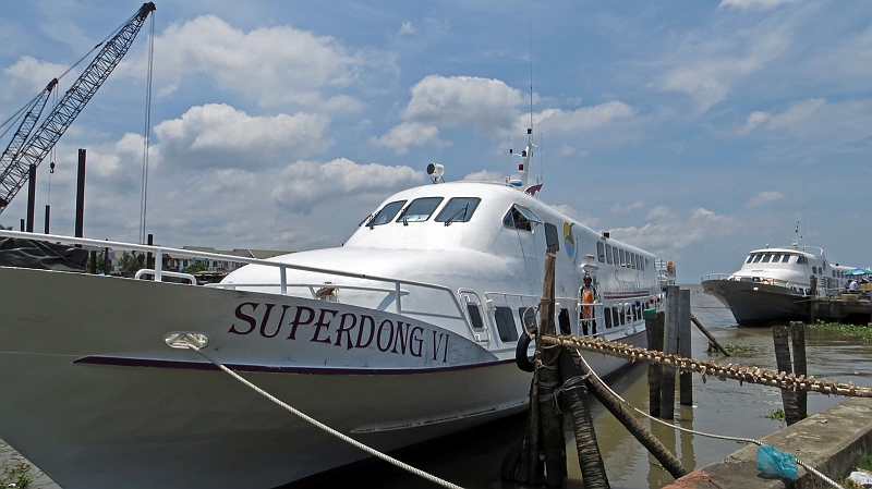 7-phu-quoc-02.jpg - Hafen von Ha Tien - mit solchen schnittigen Fhren geht es nach Phu Quoc